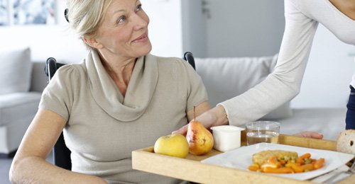 Aide aux repas pour les personnes ges et handicapes